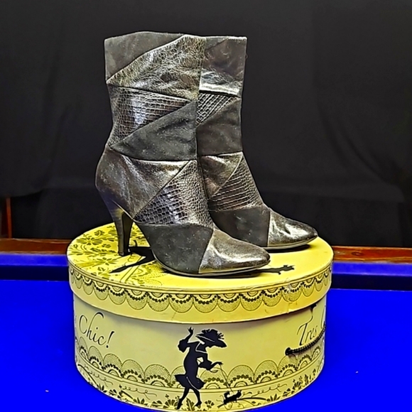 Patched leather ankle boots - Picture 1 of 2